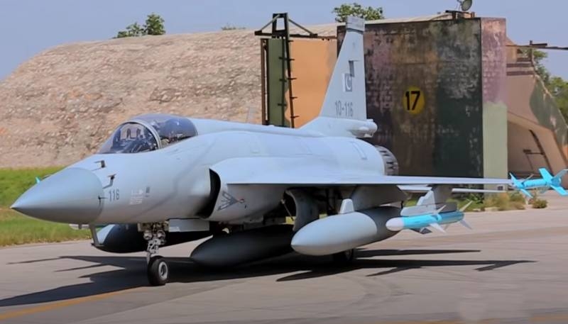 «Равен по качеству другим машинам»: СМИ Азербайджана о скором получении первого самолёта JF-17