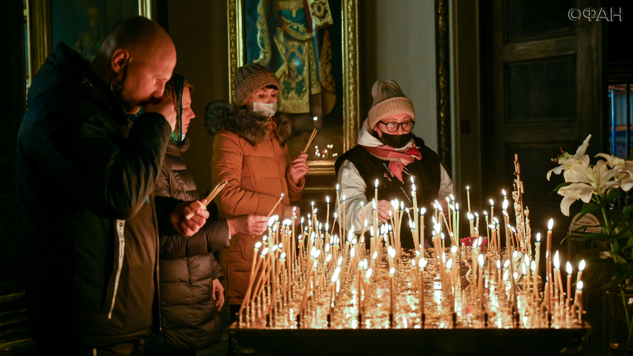 Christmas service takes place in the Kazan Cathedral of St. Petersburg