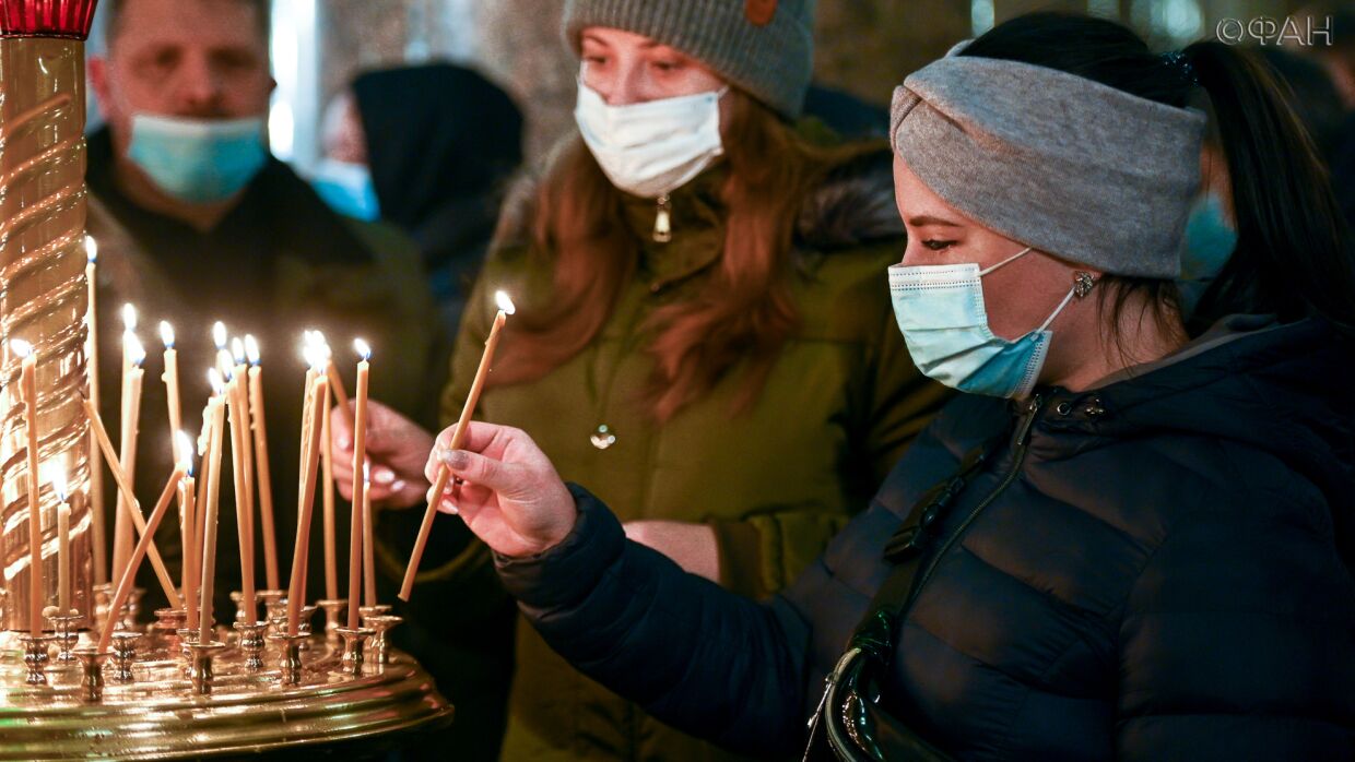 Christmas service takes place in the Kazan Cathedral of St. Petersburg