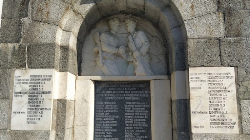 Les monuments sur les tombes des soldats soviétiques continuent d'être profanés en Serbie