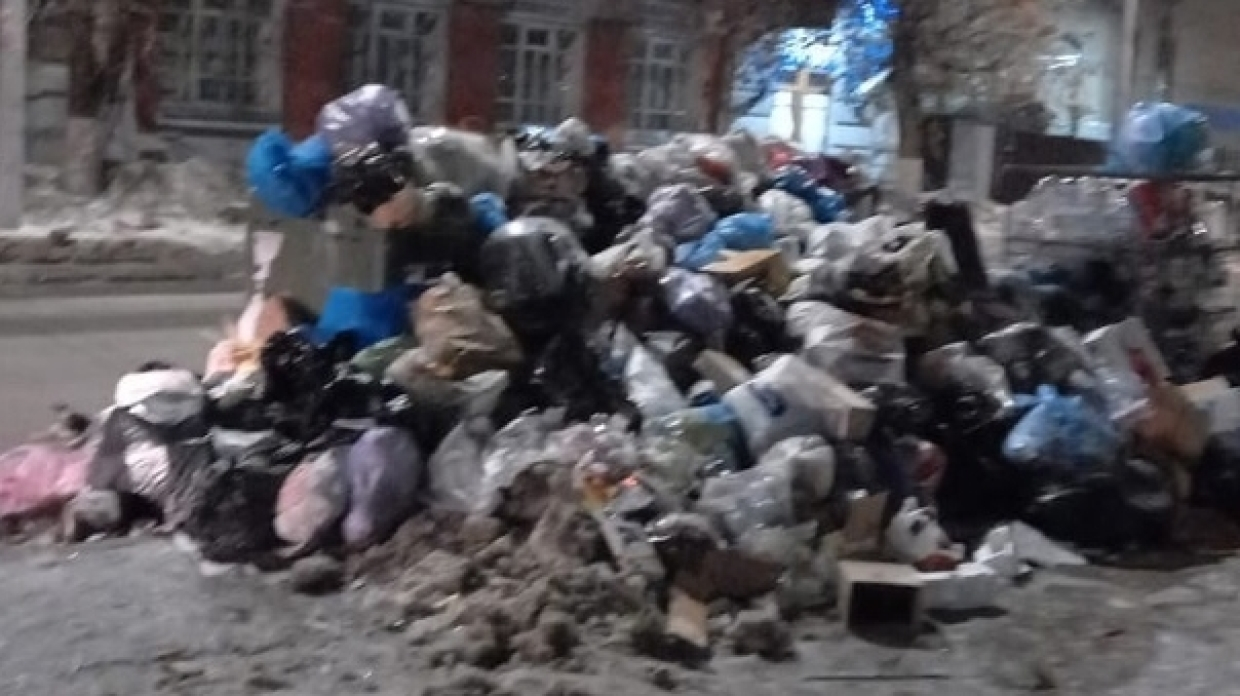 Saratov's central street turned into a garbage dump