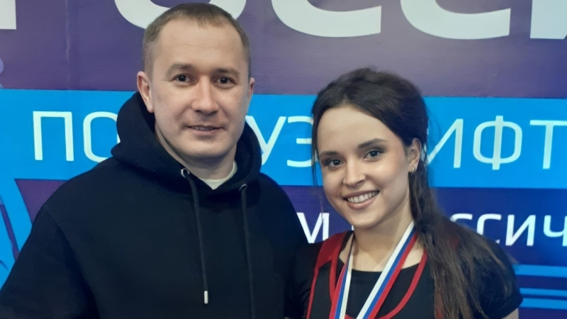 Girl from the Kaliningrad region weighing 55 kg lifted a 132-kg barbell