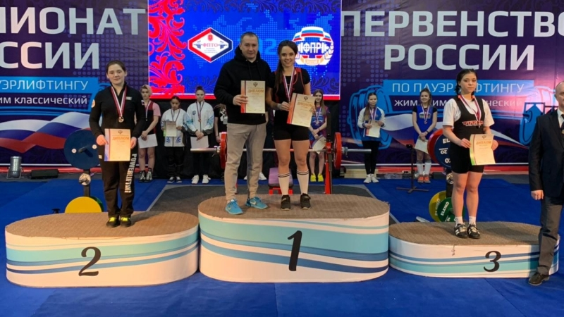 Girl from the Kaliningrad region weighing 55 kg lifted a 132-kg barbell