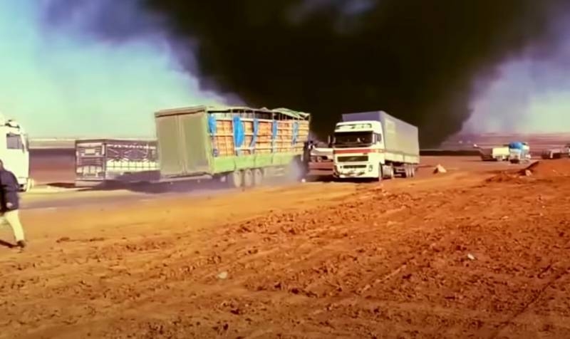 Convoy de petróleo para Turquía bajo ataque: Se muestran imágenes de equipos quemados en Siria.