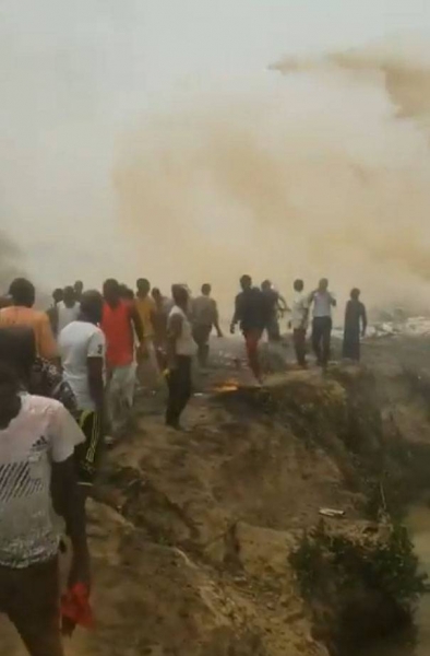 Публикуются кадры с места падения самолёта нигерийских ВВС