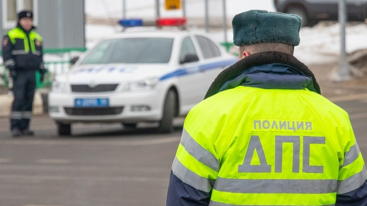 Traffic police officers helped the drivers of cars stuck in the snow in Penza