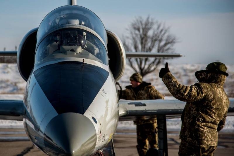 Ukrainian pilots practiced air battles against simulated enemy fighters
