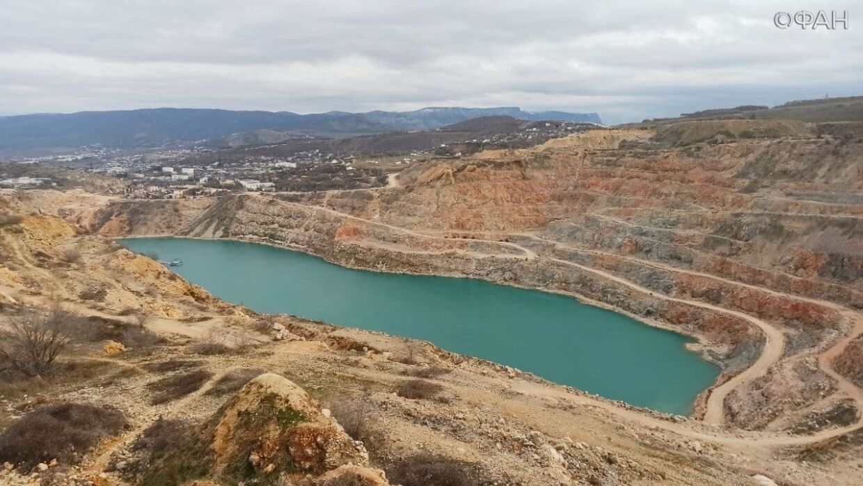 The beauty of a snow-covered quarry was shown in Crimea, which feeds Sevastopol with water