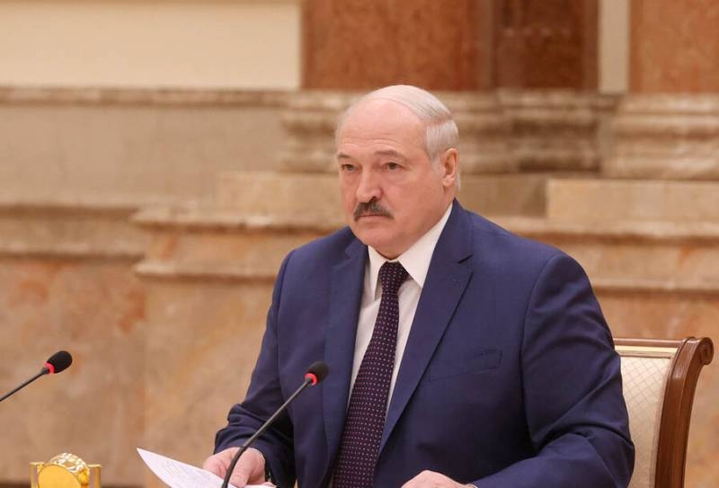 «A 65 процентов опрошенных не желают менять Конституцию»: Lukashenka advised the commission to amend the Basic Law