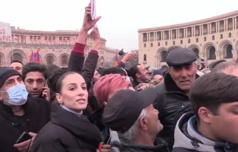 «Армения без Пашиняна»: 埃里温举行大规模集会要求总理辞职