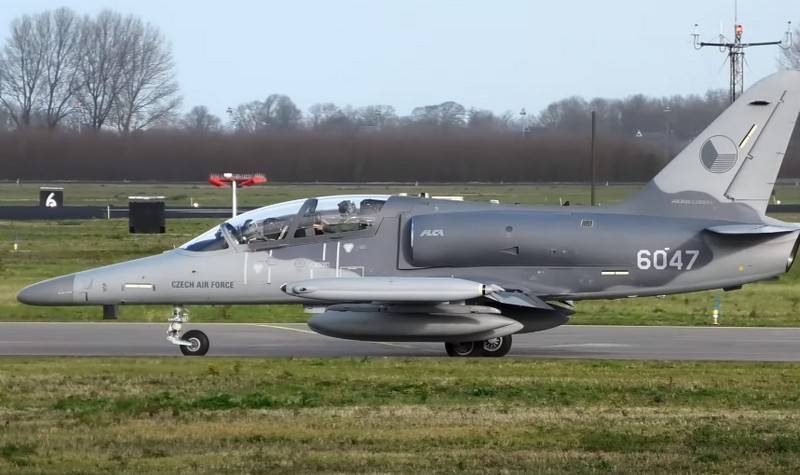 Czech light attack aircraft L-159 lost the cockpit canopy during flight