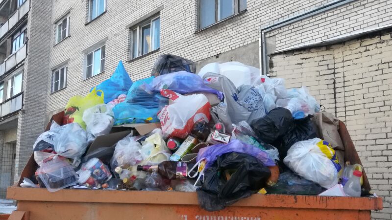 Калининградцы заставили мусором капот перегородившего им дорогу автомобиля