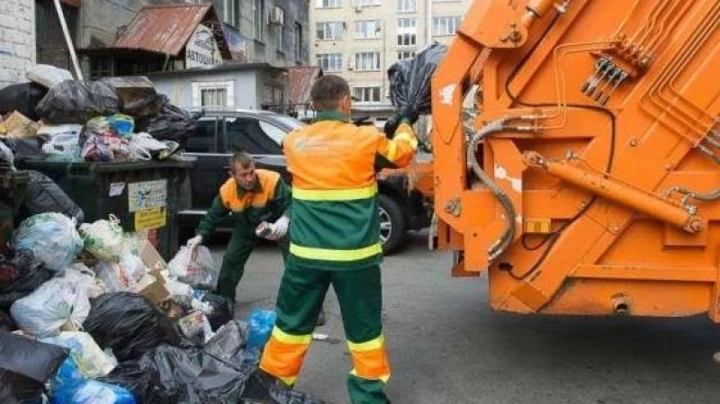 Калининградцы заставили мусором капот перегородившего им дорогу автомобиля