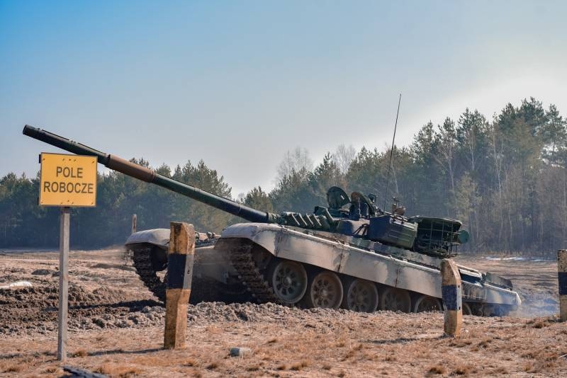 Modernization with «naked» armor: Polish military are mastering T-72M1R tanks
