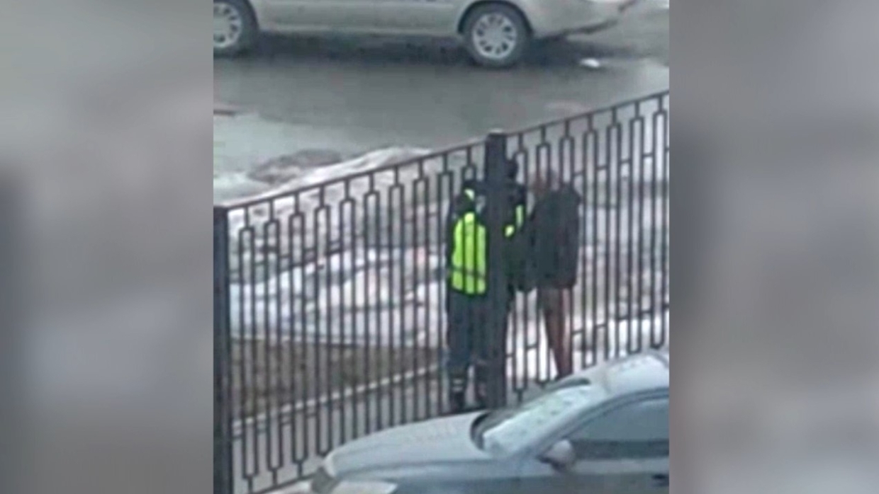 Drunk man without pants was handcuffed to a fence in Penza