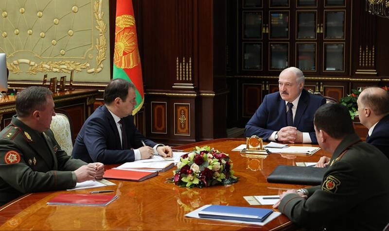 Según Lukashenko, работать в направлении слияния РБ и РФ «estúpido, так как мир изменился»