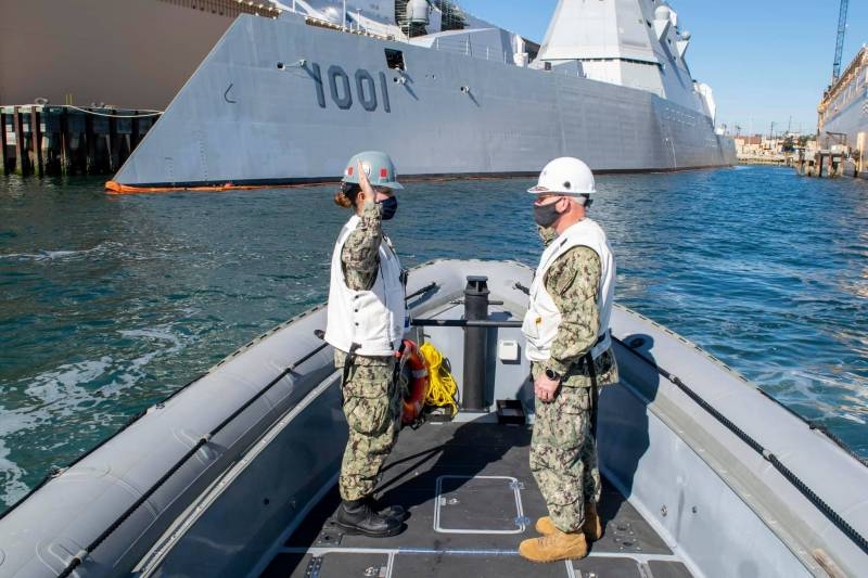 Des utilisateurs aux États-Unis commentent la proposition de l'amiral d'armer les destroyers Zumwalt d'un canon laser