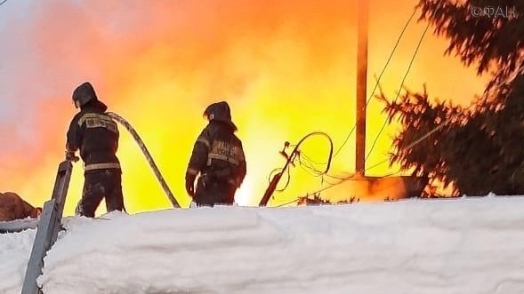 Три ребенка спаслись из пожара в частном секторе Новосибирска