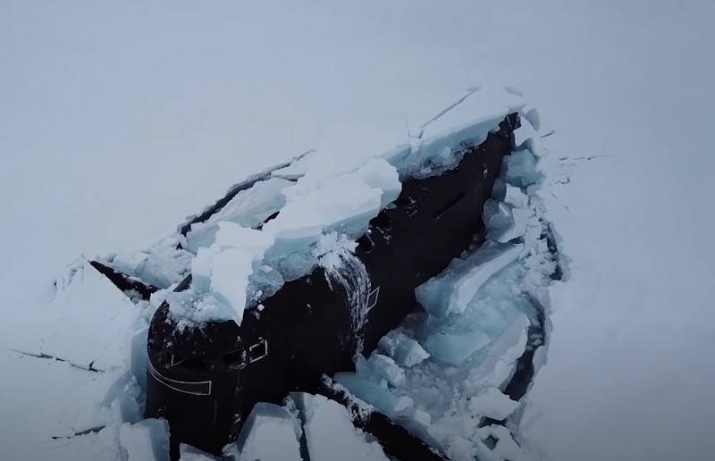 Tres submarinos nucleares rusos emergen simultáneamente en el hielo del Ártico