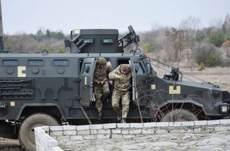 Украина оставила бронемашины «Dozor-B» and «Kazakh-2» у границы с Крымом после проведения учений