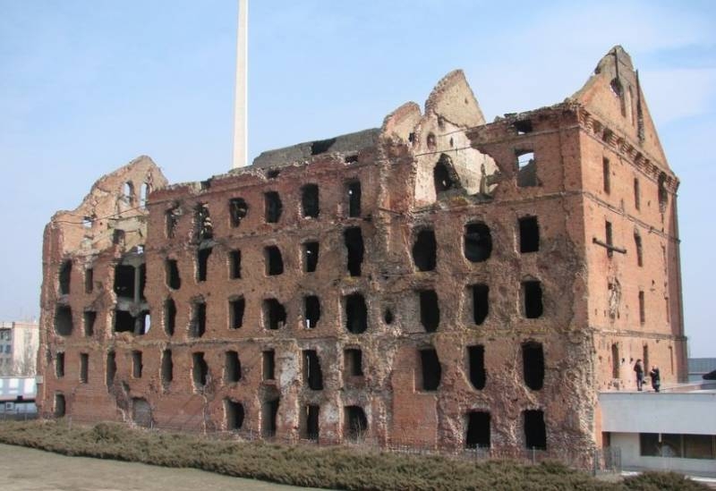 Part of the historical monument of the Battle of Stalingrad collapsed in Volgograd