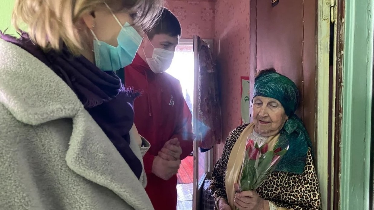 Визажист и волонтеры Петербурга помогли женщине-ветерану преобразиться к празднику