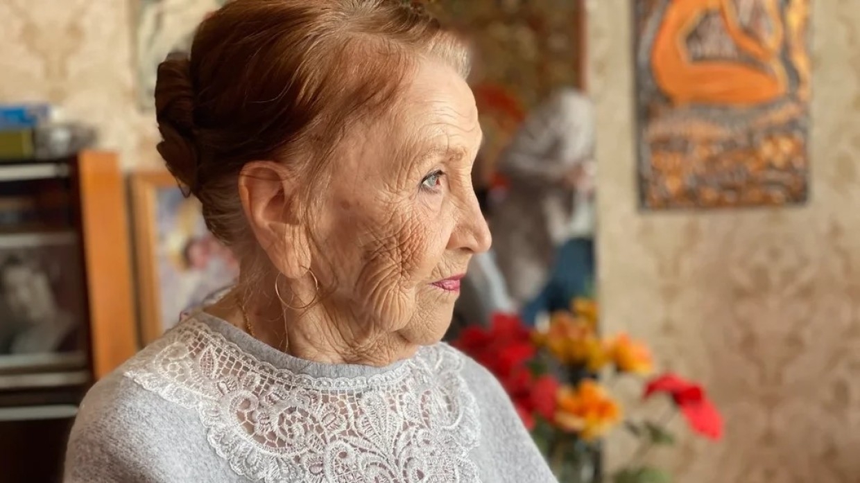 Визажист и волонтеры Петербурга помогли женщине-ветерану преобразиться к празднику