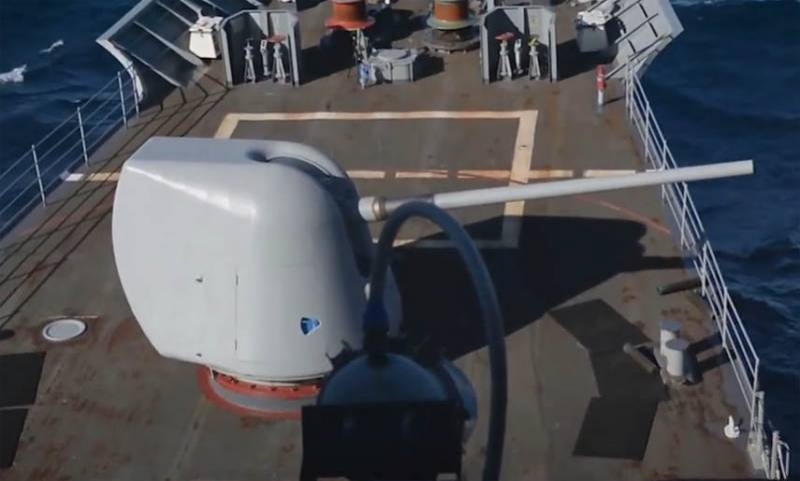 Высказано мнение о том, что незапланированный отзыв корабля ВМС США с проведения учений не связан с коррозией топливной цистерны