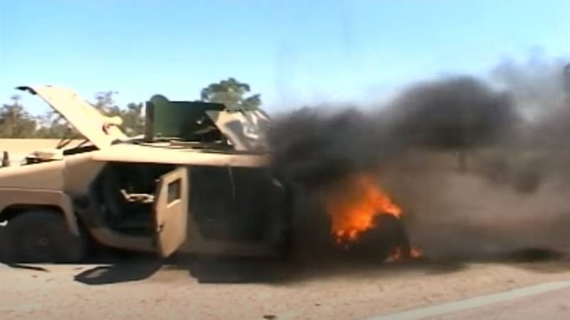Un vehículo blindado estadounidense intentó despejar el camino.: Se muestra un vídeo de una explosión en Irak. 2005 año
