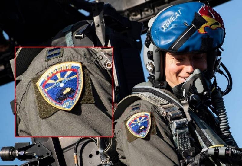 Американского пилота 48-го авиапока ВВС США заметили с российской символикой