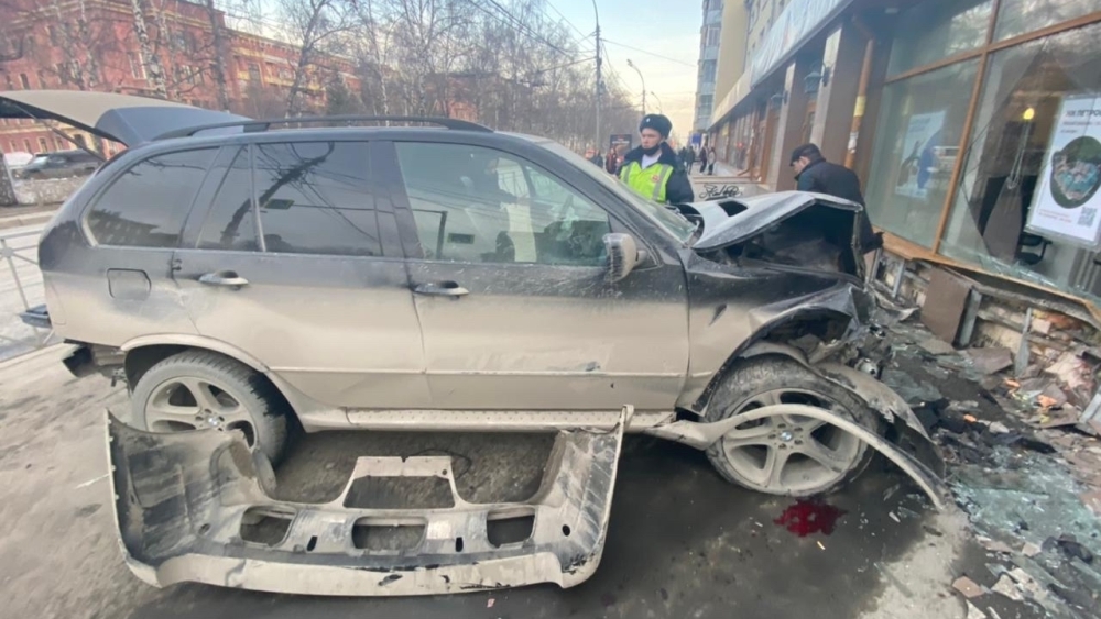 Молодой водитель BMW X5 протаранил пешеходов и здание в центре Новосибирска