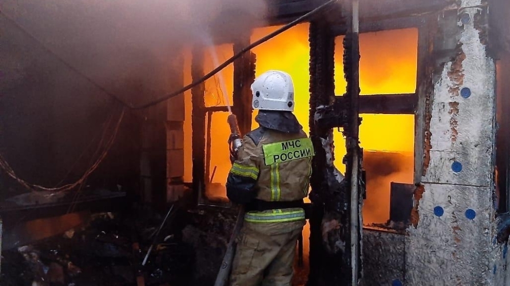 Новосибирские огнеборцы спасли из горящей квартиры пенсионерку