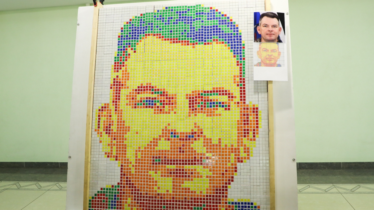 Пензенские школьники выложили портрет космонавта Самокутяева из 500 кубиков Рубика