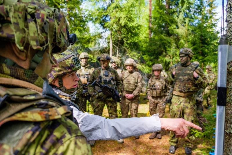 «Для нас важна 5-я статья устава НАТО»: Estonian President in helmet and bulletproof vest visited the training ground for NATO exercises