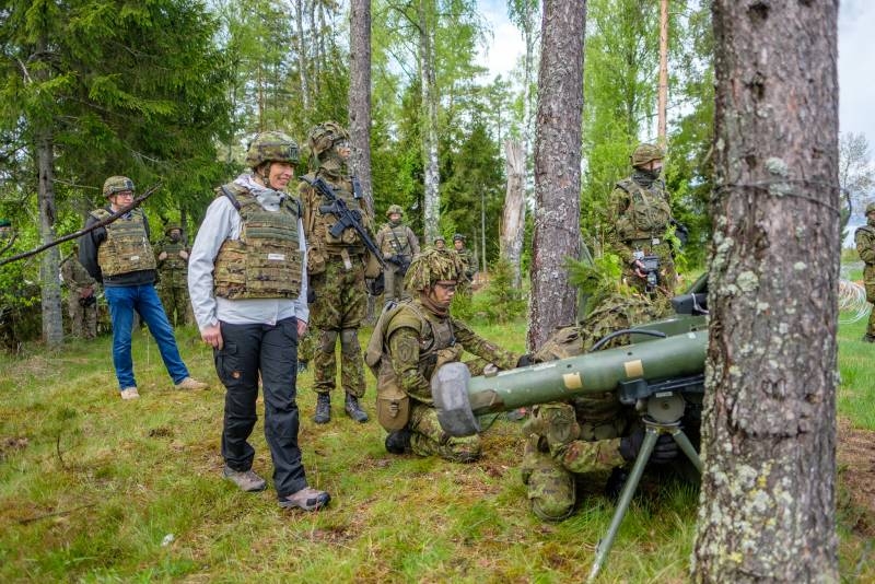 «Для нас важна 5-я статья устава НАТО»: Президент Эстонии в каске и бронежилете посетила полигон проведения натовских учений