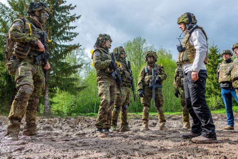 «Для нас важна 5-я статья устава НАТО»: Estonian President in helmet and bulletproof vest visited the training ground for NATO exercises