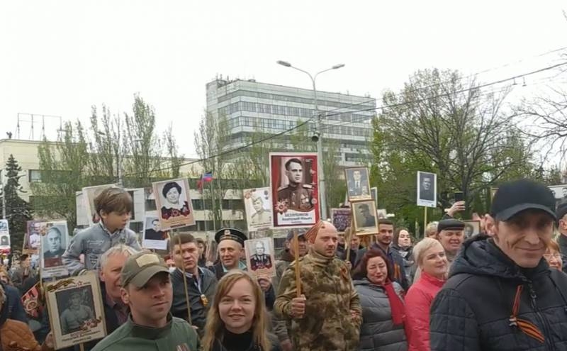 На донецком шествии «immortal regiment» вышли с портретом деда президента Украины Зеленского