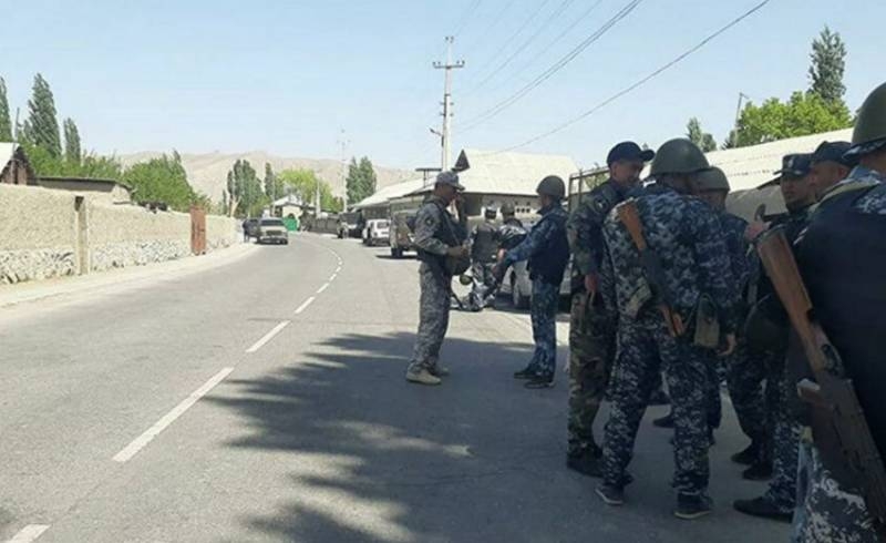 Обстрелы продолжаются: Кыргызские пограничники обвинили таджиков в стягивании военной техники к границе