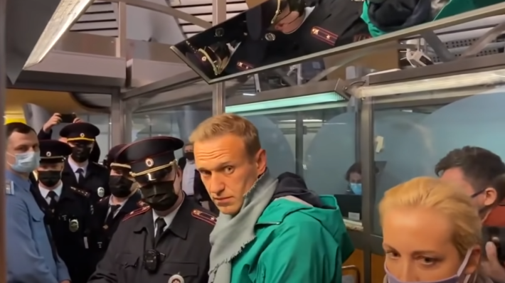 Политолог о закрытии штабов Навального: на блогере больше не заработать