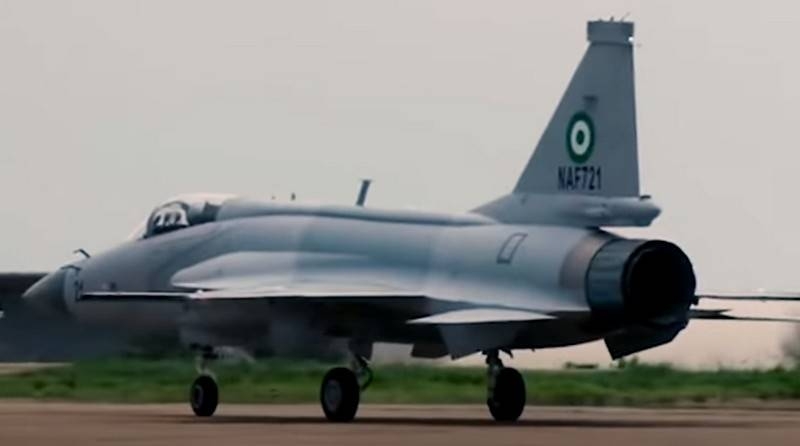 «Простота и проверенный российский двигатель»: Нигерии переданы первые истребители JF-17