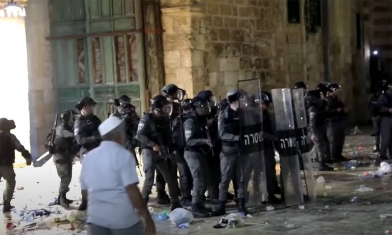 New mass clashes reported from Jerusalem, an emergency meeting of the UN Security Council is planned