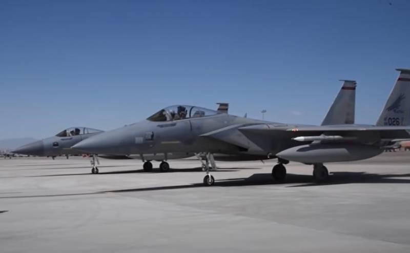В ходе учений на Аляске самолёты F-15 с системами РЭБ «расчищали путь» для истребителей-«nevidimok» F-35
