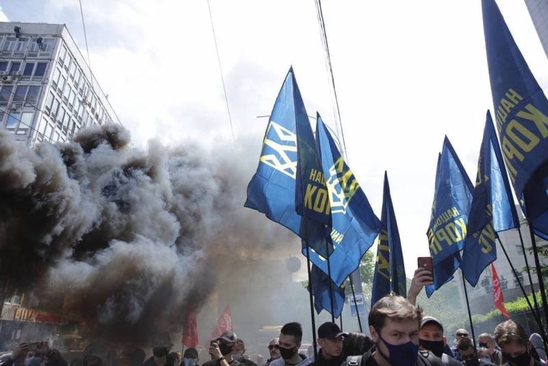 В Киеве идут столкновения между националистами и сторонниками Медведчука