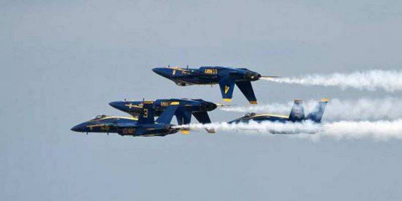 The web has compared the skill of the American aerobatic team Blue Angels with the skill of Russian air groups
