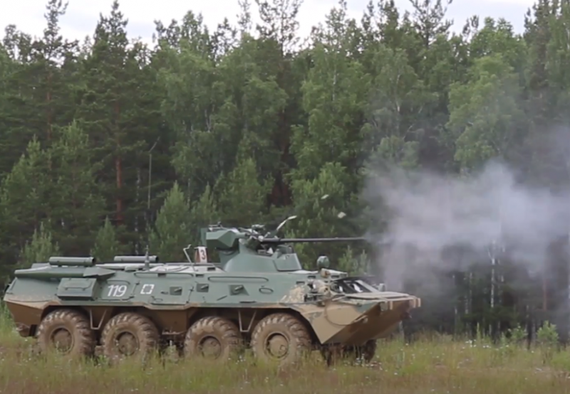 Un lot de véhicules blindés de transport de troupes BTR-82A est entré dans le nouveau régiment de fusiliers motorisés du district militaire sud