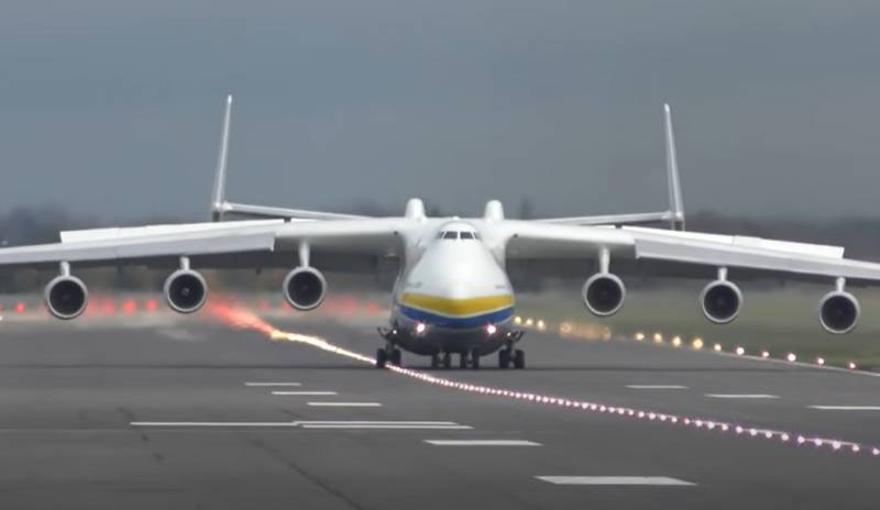 Самолёт Ан-225 «Mrija» украинской авиакомпании сдул часть ограждения на британской военной базе