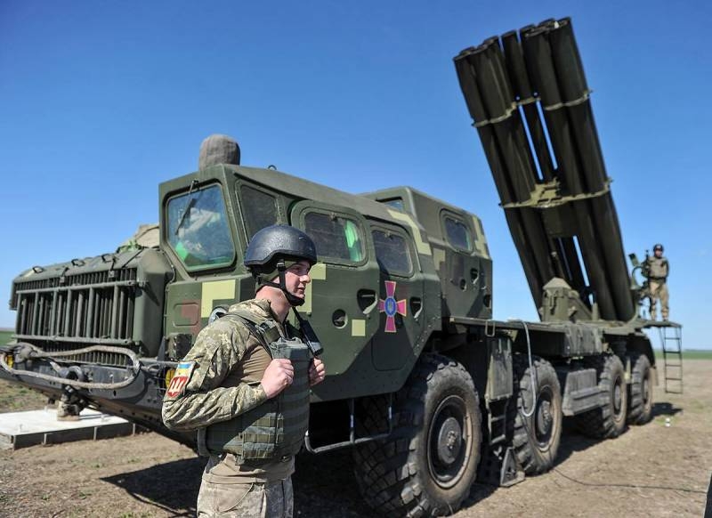 乌克兰武装部队继续将重型军事装备拉至分界线