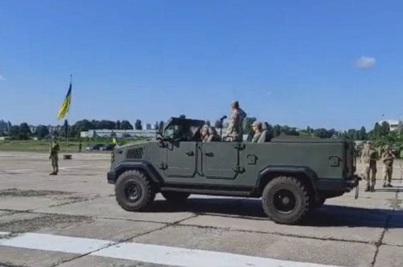 汽车 «Казак-кабриолет», 山姆 «Бук», С-300: названа техника, которую задействуют на военном параде в Киеве