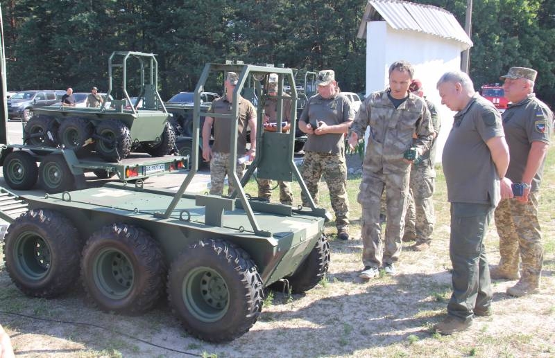 Министру обороны Украины показали новинки боевых и транспортных роботизированных платформ для ВСУ