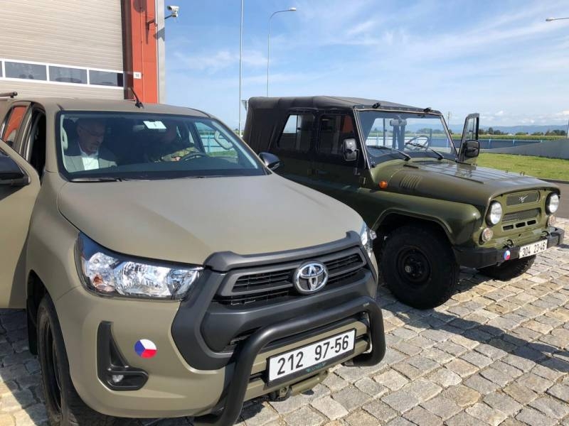 Czech Defense Ministry changes UAZ-469B and Land Rover Defender for Toyota Hilux pickups